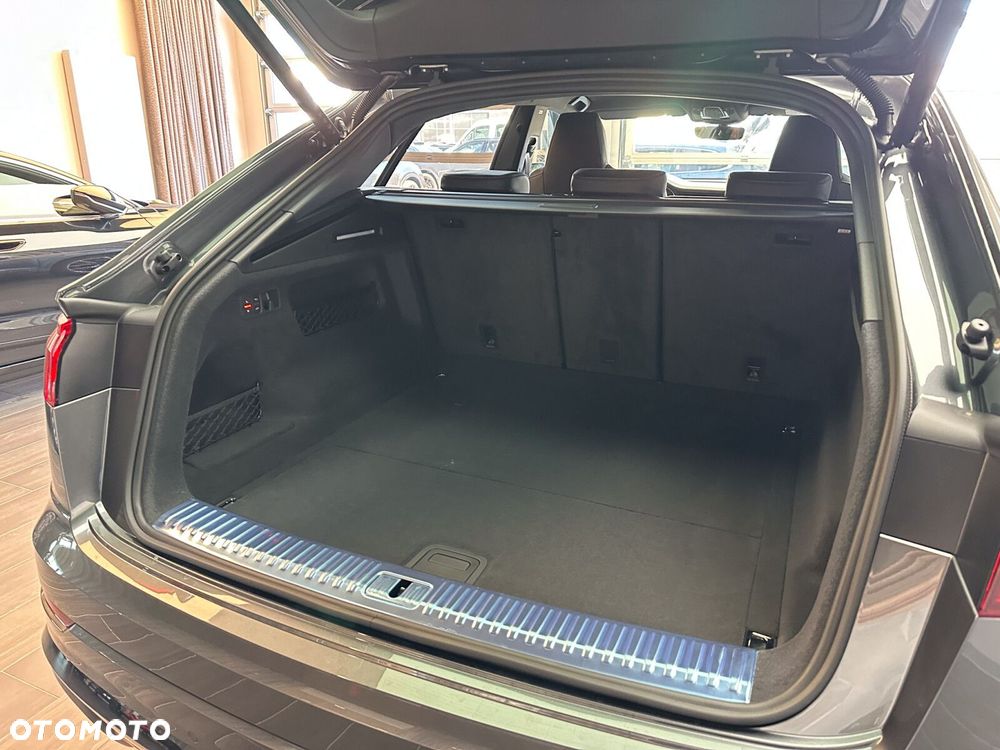 Audi SQ8 - 8