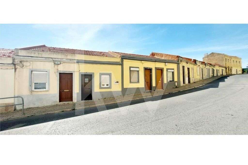 22 moradias para renovação e ainda 4 apartamentos T1 . Investimento em - Grande imagem: 2/15