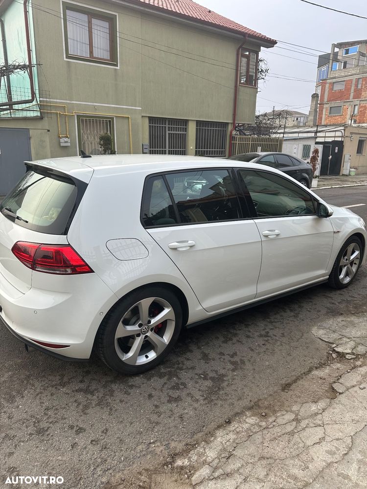 Volkswagen Golf - 6