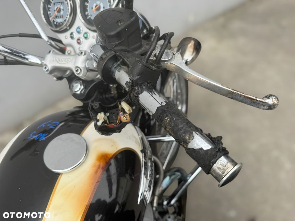 Triumph Bonneville - 18