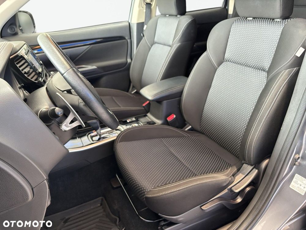 Mitsubishi Outlander - 11