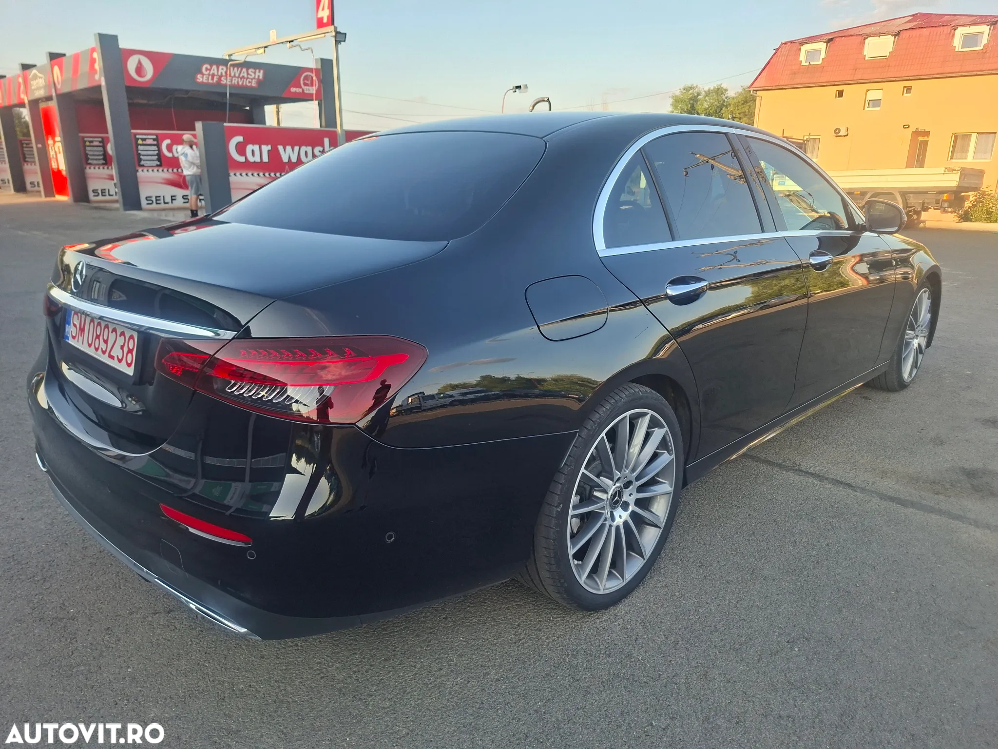Mercedes-Benz E 220 d T 9G-TRONIC AMG Line - 4