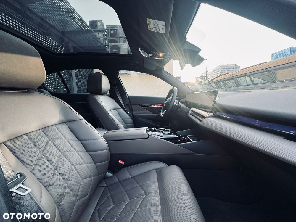 BMW Seria 5 550e xDrive PHEV M Sport - 32