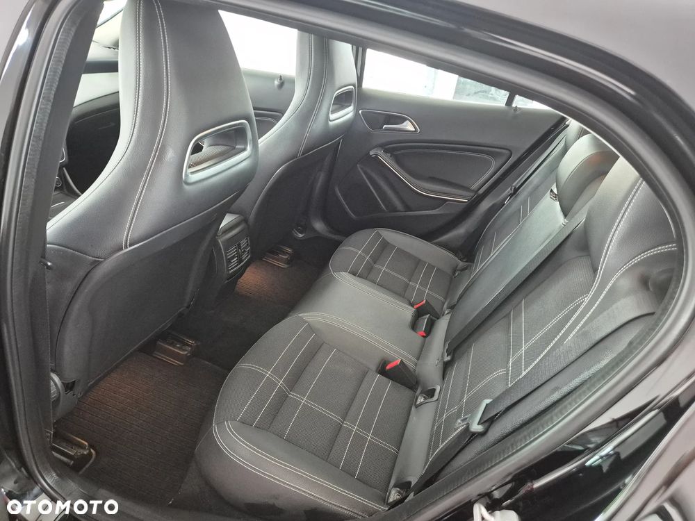Mercedes-Benz GLA 200 7G-DCT - 12
