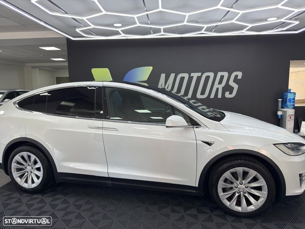 Tesla Model X - 9