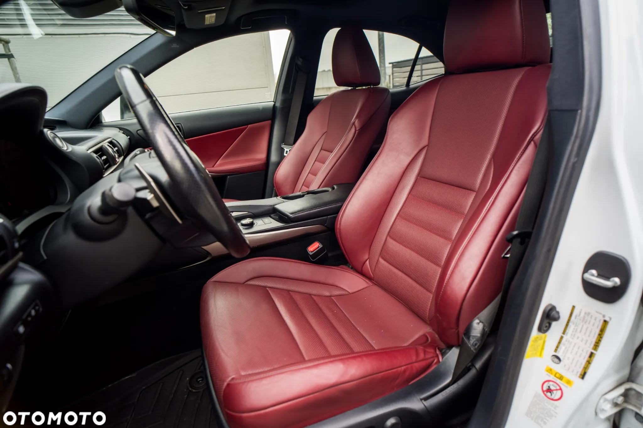 Lexus IS 200t / 300 F Sport - 11