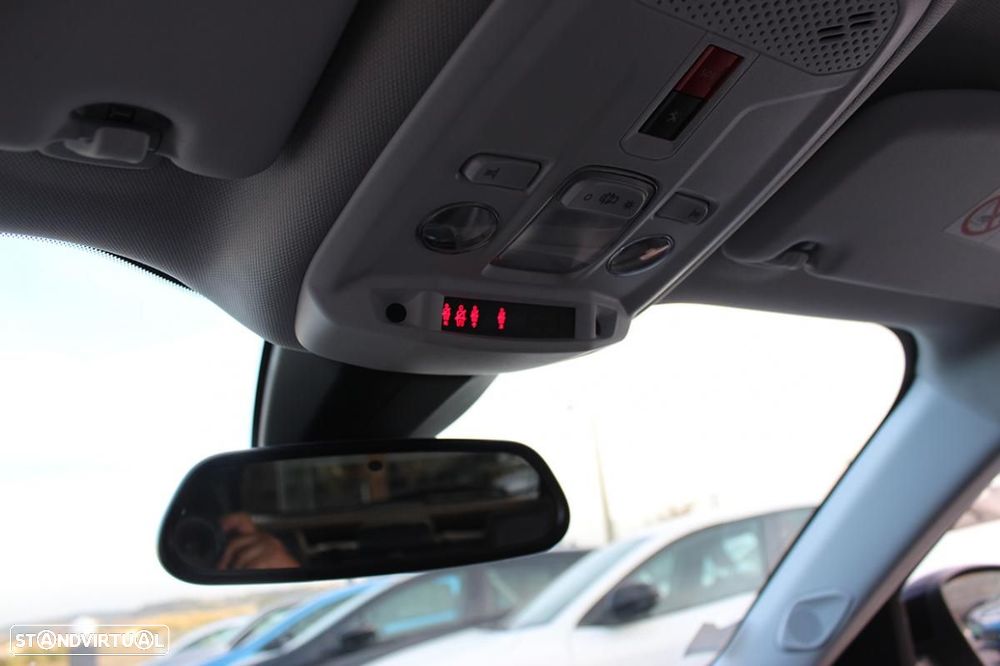 Peugeot e-2008 Allure - 19