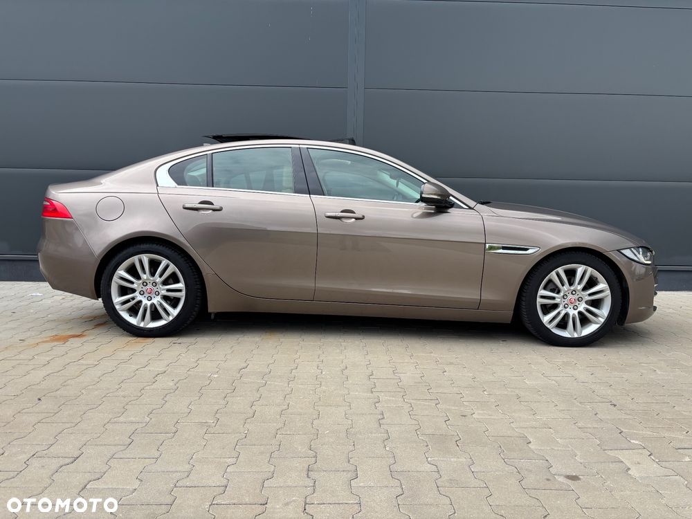Jaguar XE 2.0 D Prestige - 3