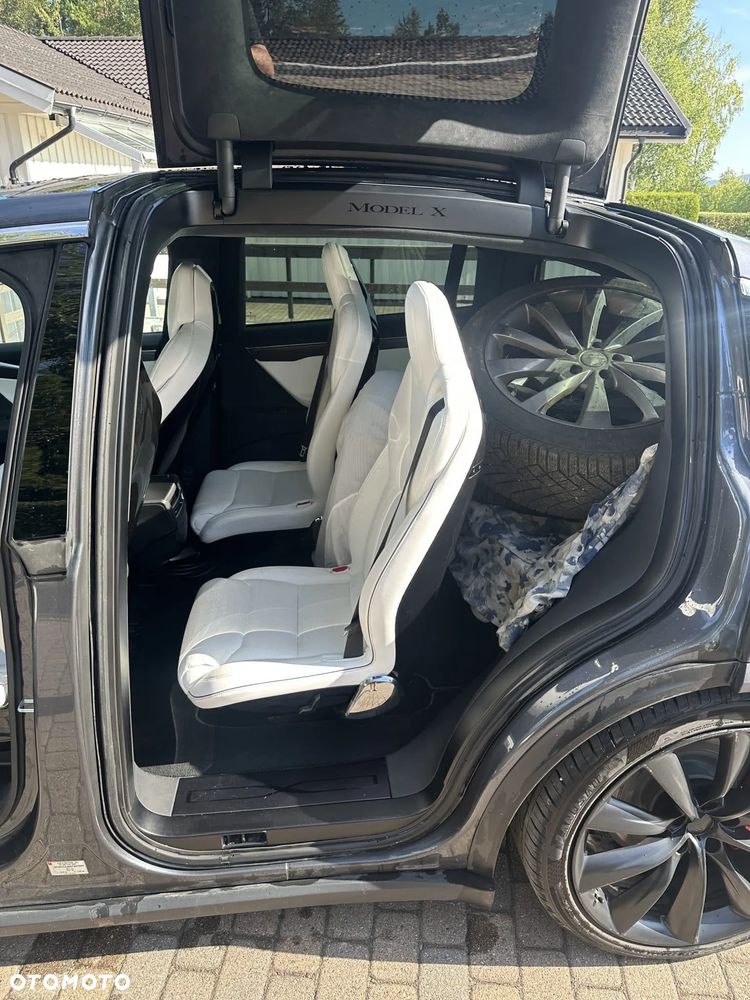 Tesla Model X - 11