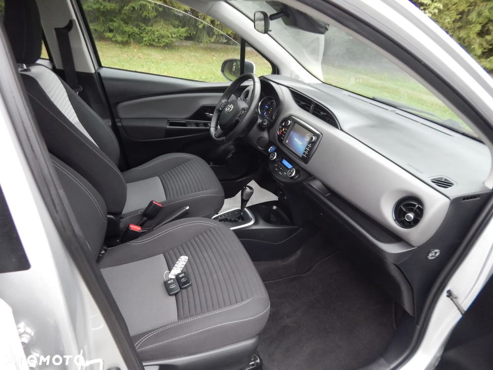 Toyota Yaris Hybrid 100 Premium - 16