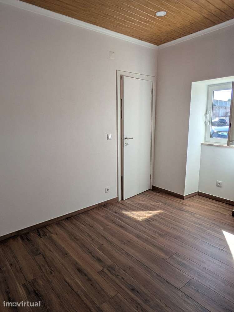 Moradia T1 geminada em zona sossegada, pronta a habitar - Grande imagem: 4/9