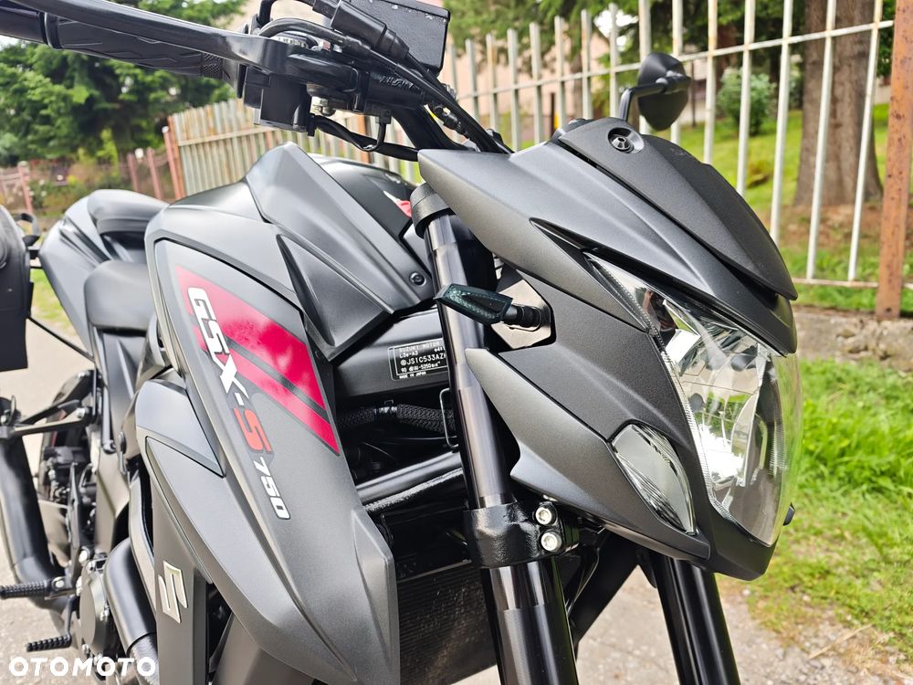 Suzuki GSX - 8