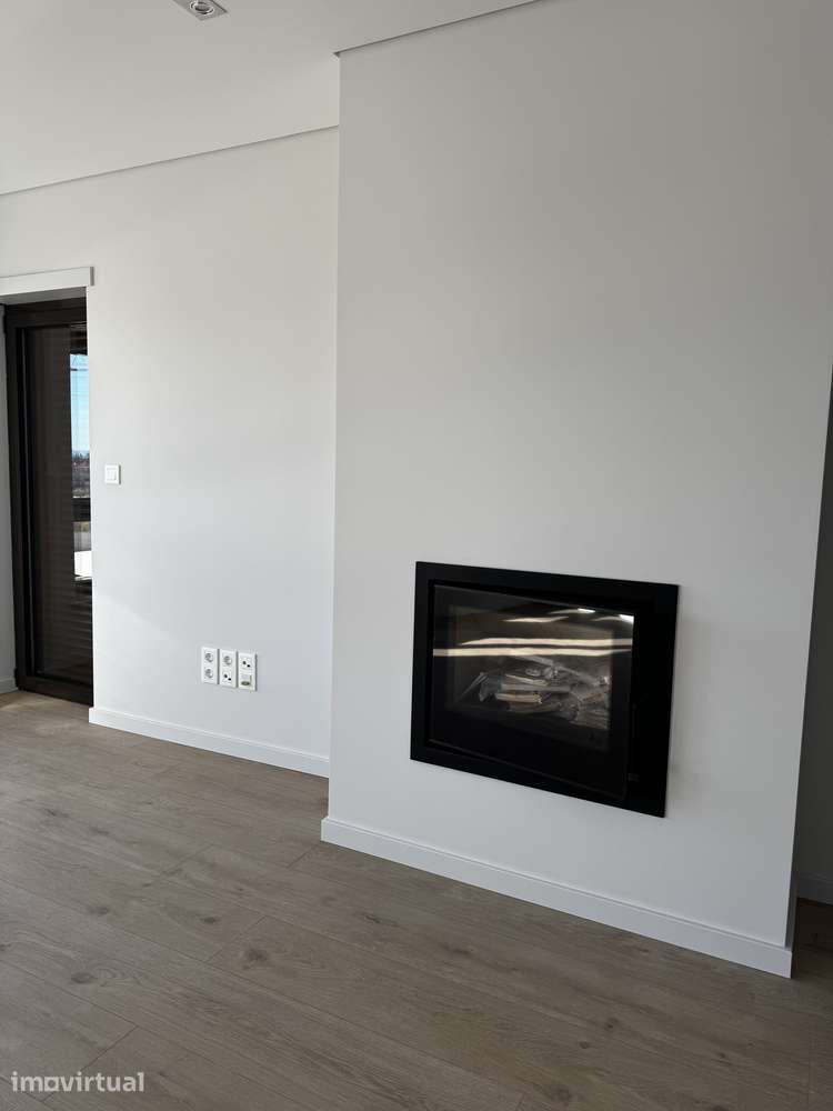 Apartamento T2 novo com varanda e garagem Junto ao Serra Shopping - Grande imagem: 4/20