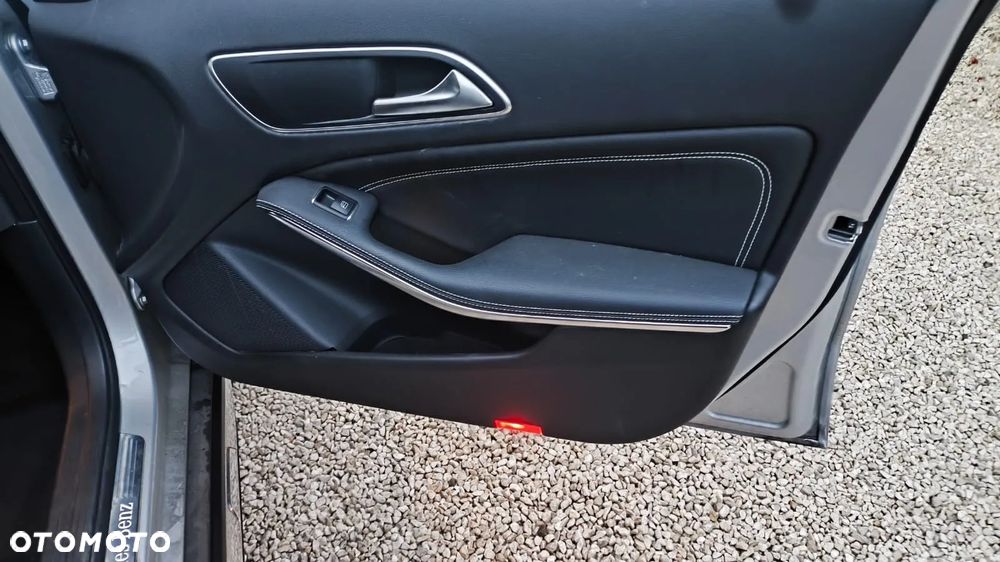 Mercedes-Benz GLA 180 7G-DCT AMG Line - 14