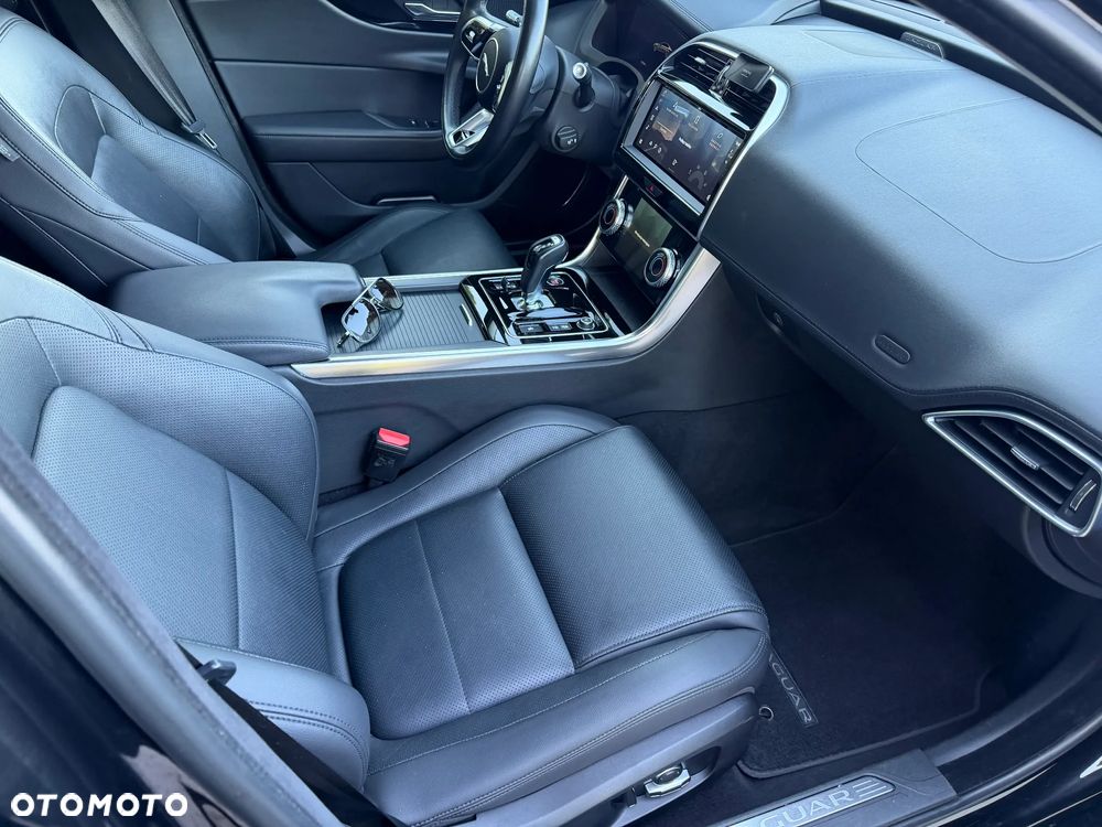 Jaguar XE 2.0 D200 mHEV AWD R-Dynamic S - 26