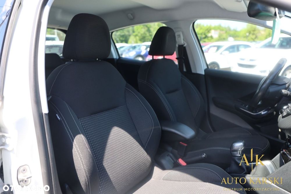 Peugeot 208 - 37