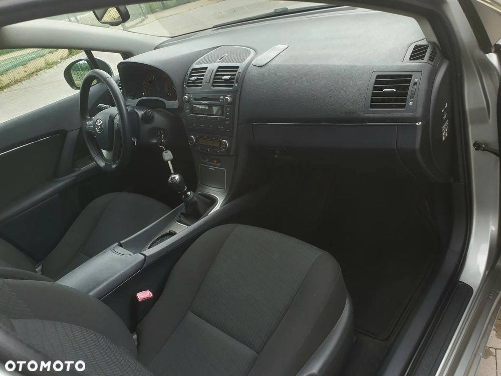 Toyota Avensis 1.8 Sol - 23