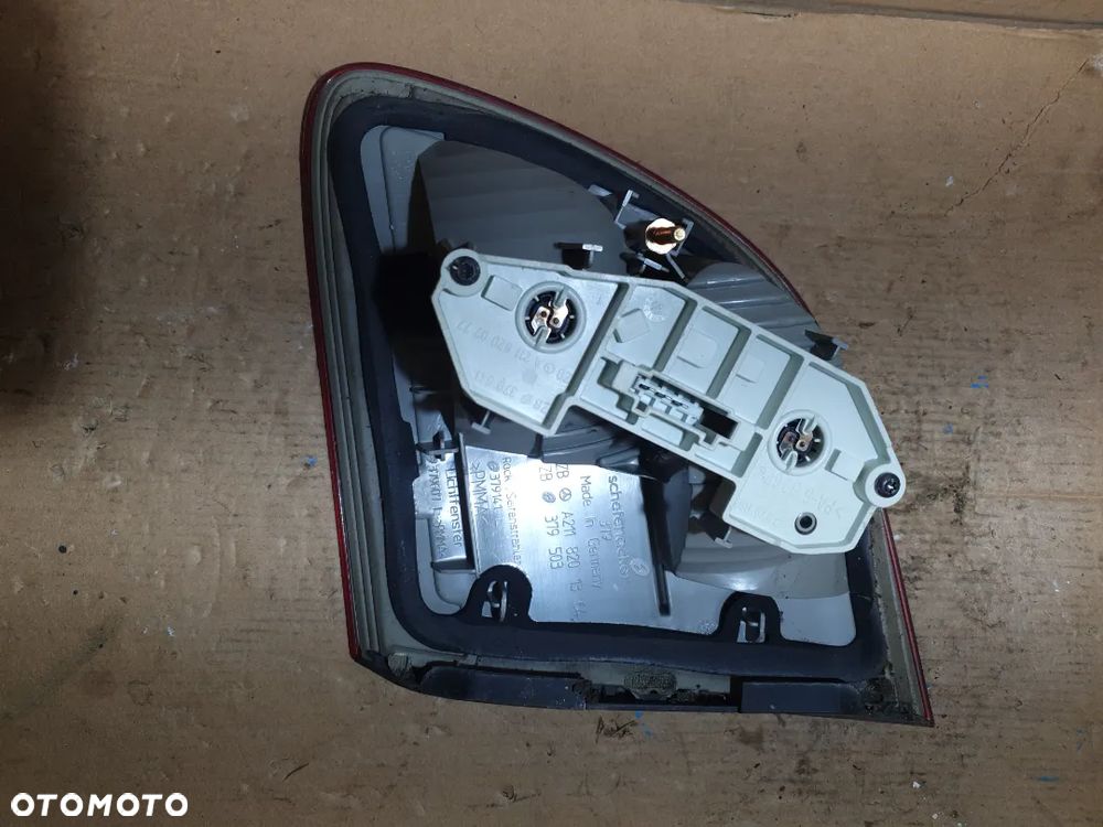 LAMPA PRAWY TYŁ W KLAPĘ MERCEDES W211 KOMBI - 2