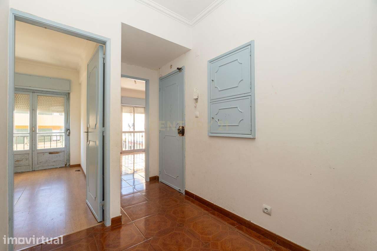 Apartamento T2 em Agualva-Cacém | Cozinha Renovada e Varanda - Grande imagem: 4/21