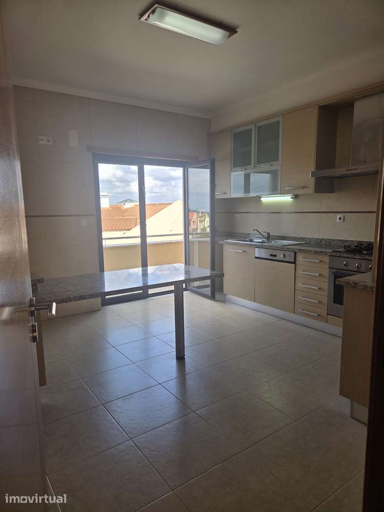 Apartamento T2 com Varandas e Garagem em Mafra - Grande imagem: 3/18