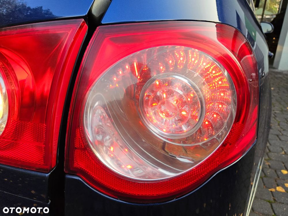 VW Passat B6 kombi lampa tył tylna prawa  w błotnik  3C9945094 N - 1