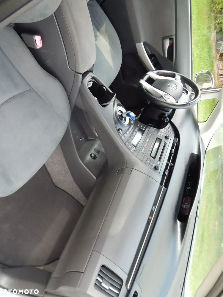 Toyota Prius (Hybrid) - 12