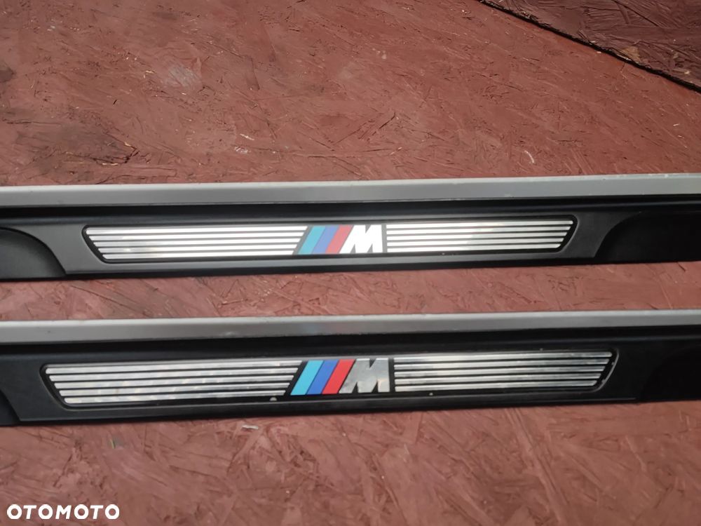 BMW E46 COUPE / CABRIO ORYGINALNE LISTWY OZDOBNE PORGÓW LEWA / PRAWA M-PAKIET W DOBRYM STANIE O NR. 51 47 7 891 929 / 51 47 7 891 930 OEM - 9