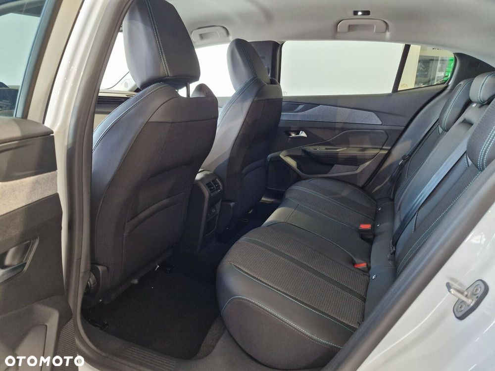 Peugeot 408 - 8
