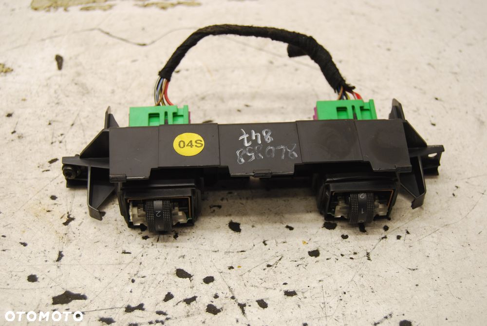 PRZEŁĄCZNIK GRZANIA FOTELA 8L0858847 AUDI A3 8L LIFT - 1