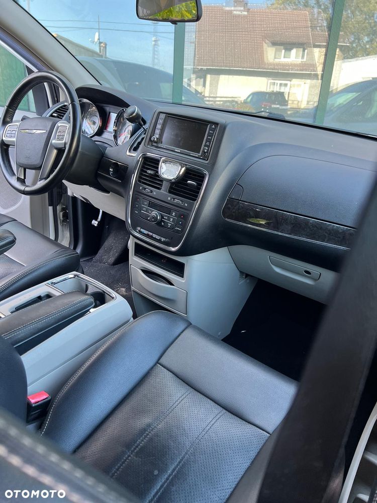 Chrysler Town & Country - 10