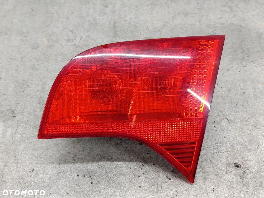 LAMPA TYLNA PRAWA W KLAPE AUDI A4 B7 8E9945094 484502  ZB 2.0 20V - 1