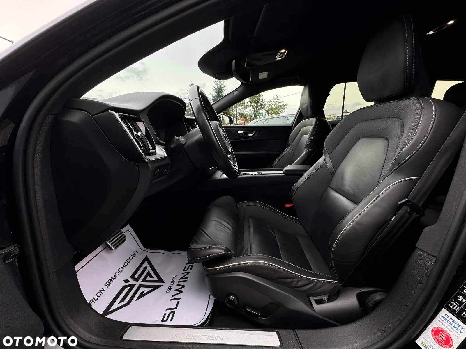 Volvo V60 D4 AWD Geartronic R-Design - 24