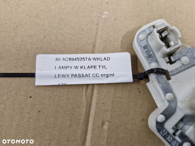 VOLKSWAGEN PASSAT CC WKŁAD LAMPY W KLAPĘ LEWY TYŁ TYLNY ORYGINAŁ 3C8945257A - 4