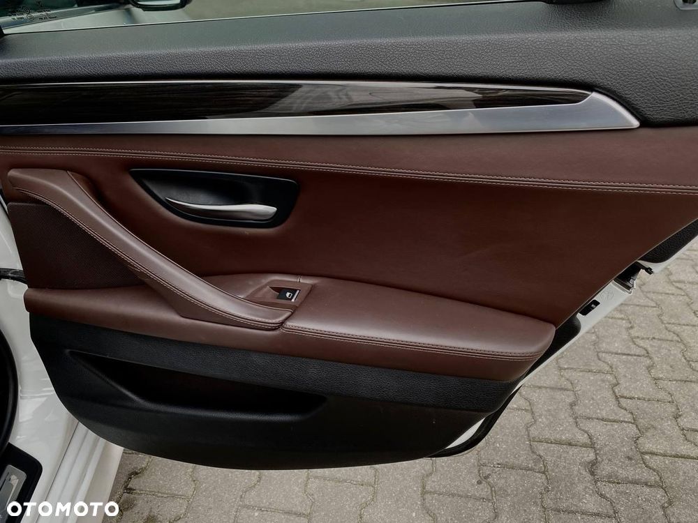BMW Seria 5 530d xDrive Luxury Line - 7