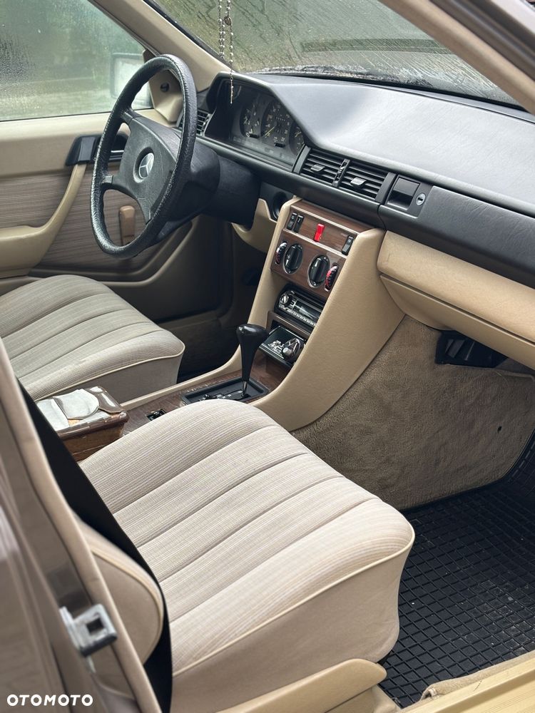 Mercedes-Benz Klasa E 260 4-Matic - 14
