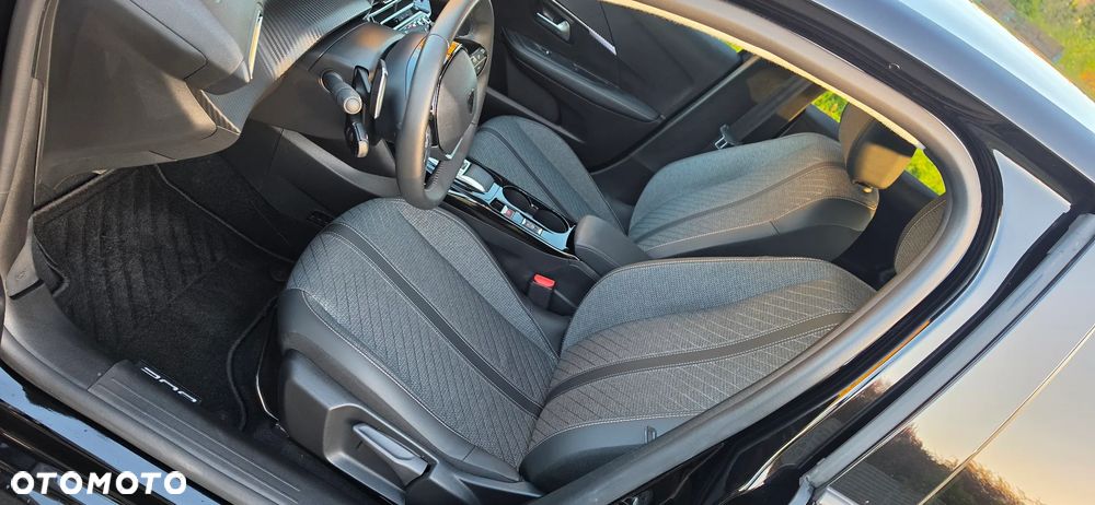 Peugeot 208 - 13