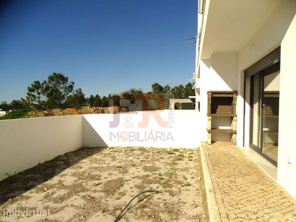 Geminada Duplex T3 Duas Suites com Pérgula Fernão Ferro - Grande imagem: 2/51