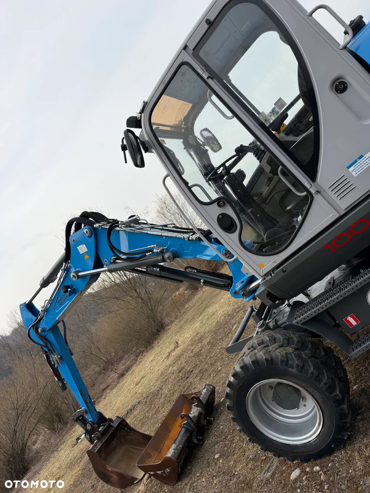 Wacker Neuson EW100 Koparka Kołowa 11 ton. NISKI PRZEBIEG.  3x łamane Ramię. Klima. Pompa ON. 2 Łyżki. Dodatkowe 3 sekcje Hydrauliczne. z upadłośći Norweskiej. Maszyna Jak Nowa z salonu! 2799 mtg. PERKINS silnik 130km. STABILIZATORY Klima. DEKRA 2026r. Książka serwisowa. Szybkozłącze Hydr. Skrętne ramie. Ani deka luzów i wycieków. Pełny Oryginał. Nie picowana na sprzedaż. OKAZJA - 28
