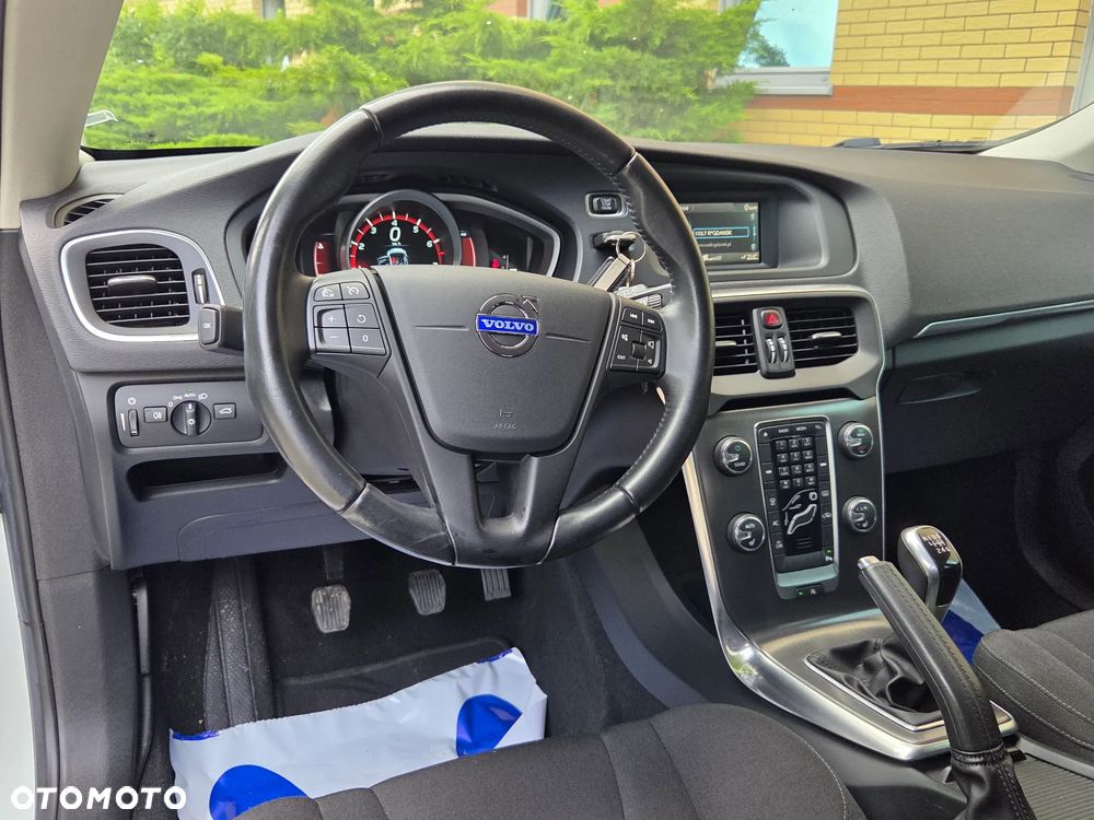 Volvo V40 T2 Momentum - 25