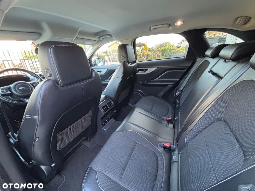 Jaguar F-Pace 2.0 i4D AWD R-Sport - 28