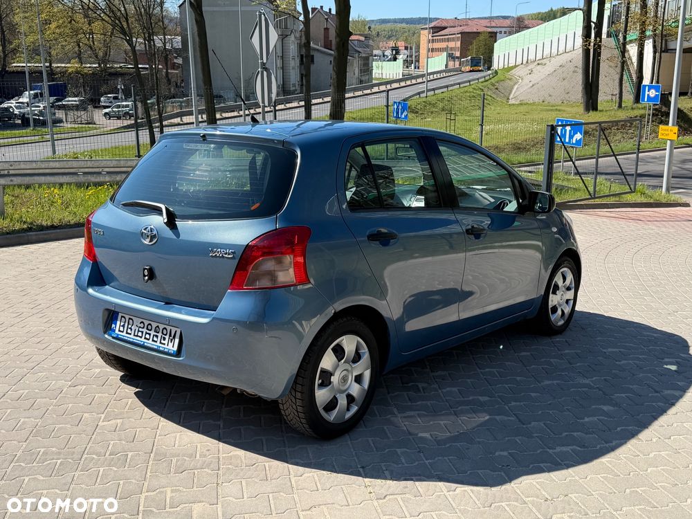 Toyota Yaris 1.3 - 6