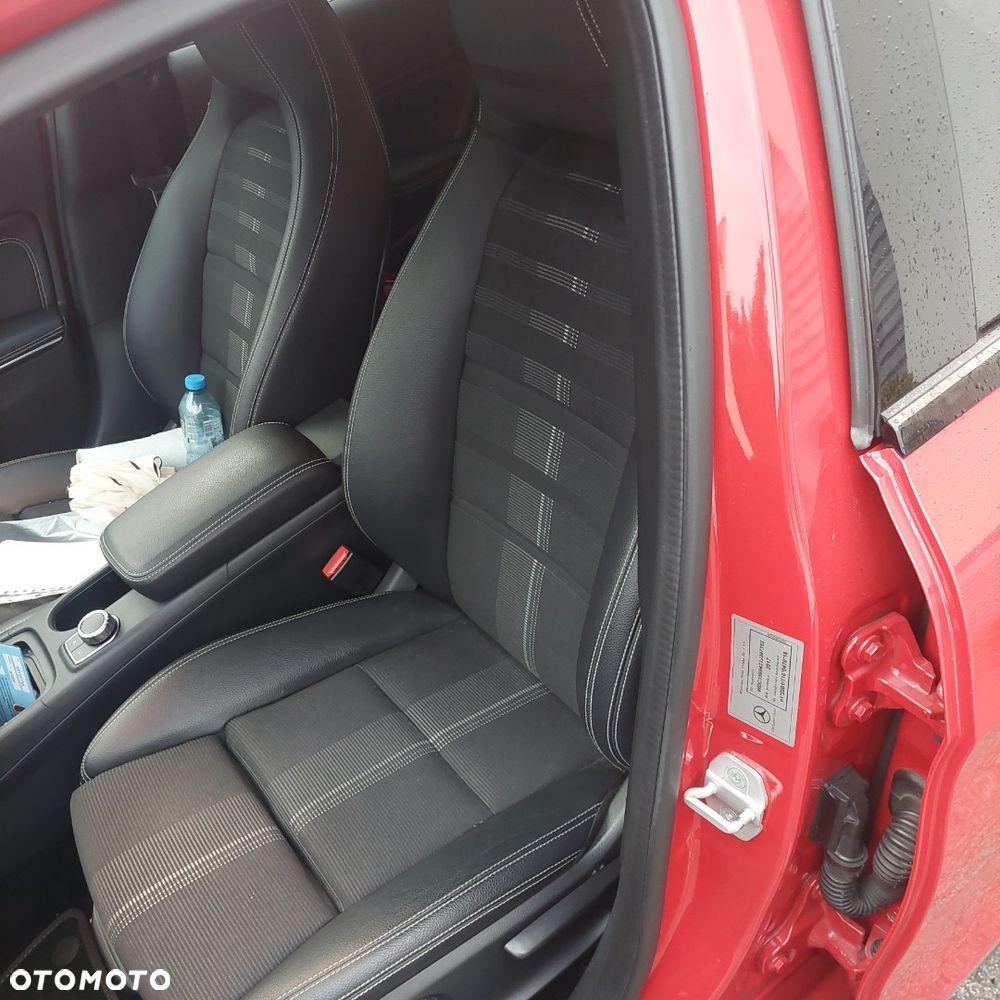 Mercedes-Benz GLA 200 7G-DCT Urban - 11