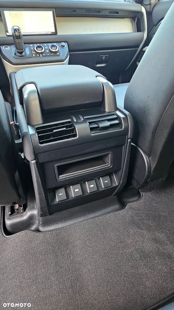 Land Rover Defender - 25