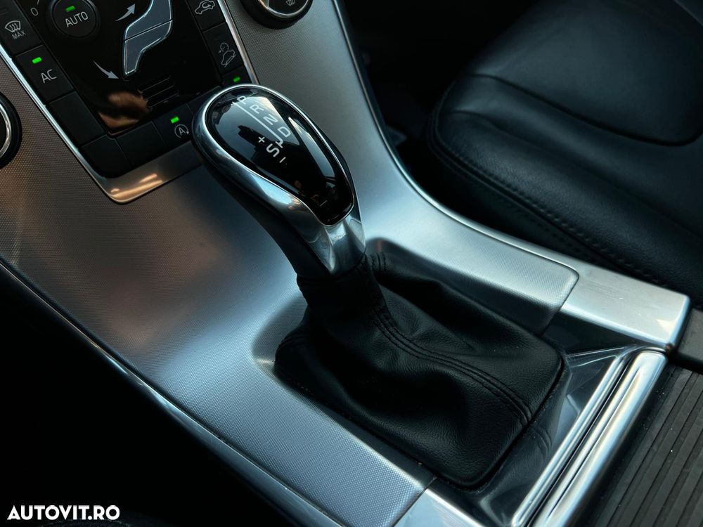 VOLVO XC60 2017 — imagine 12