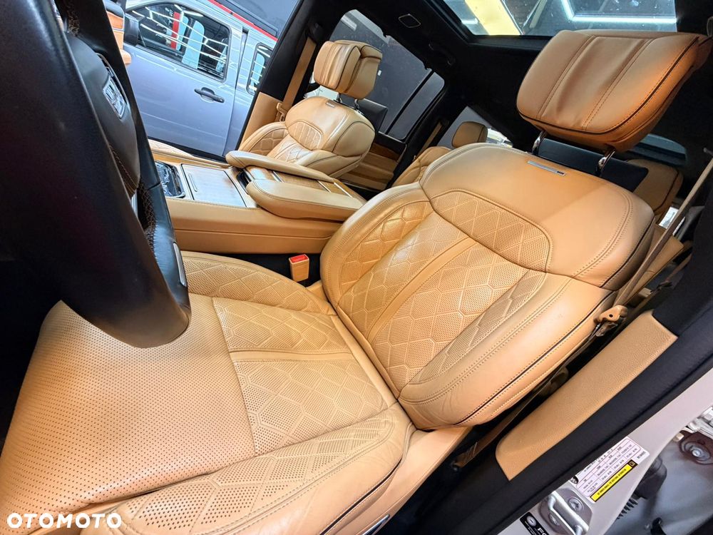 Jeep Grand Wagoneer - 20