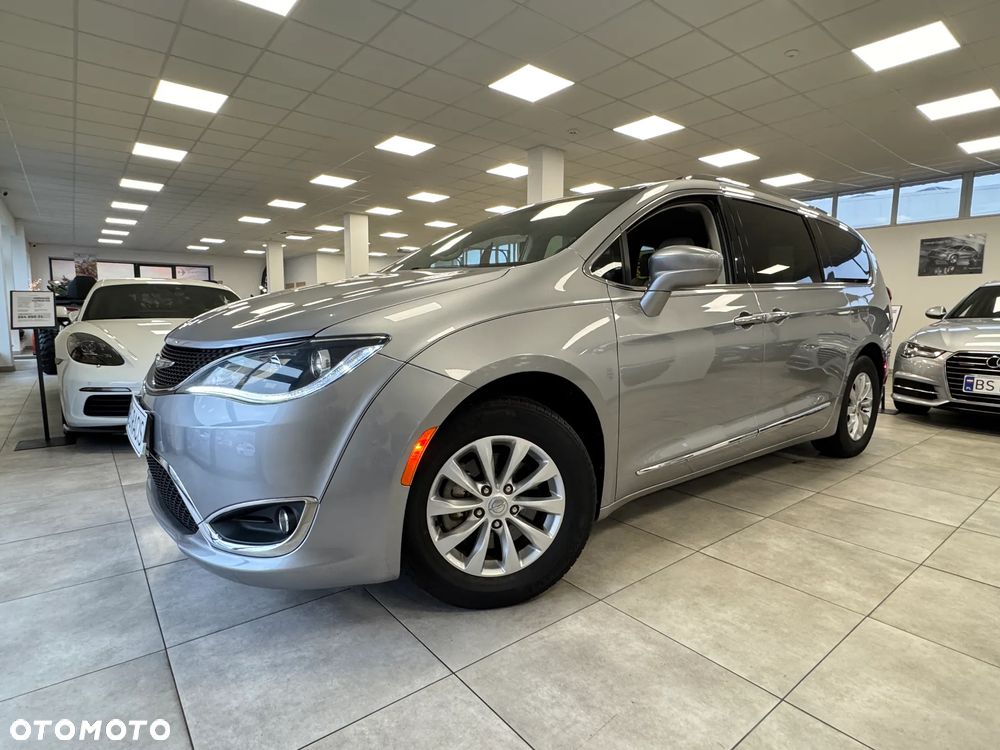 Chrysler Pacifica - 1