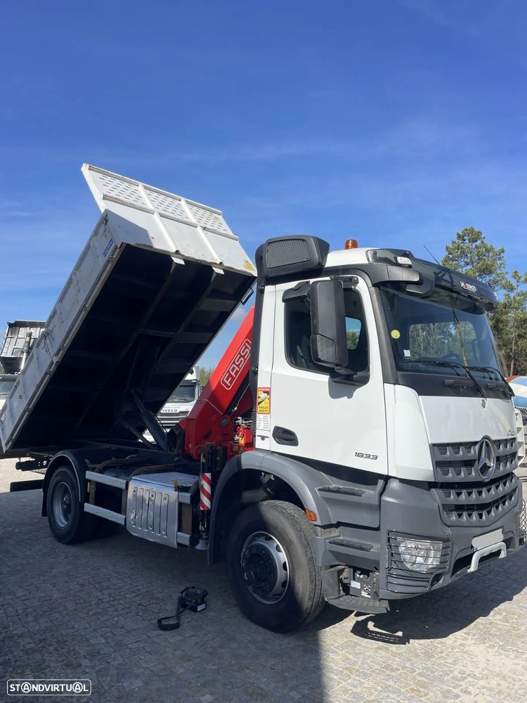 Mercedes Benz Arocs 1833 - Basculante C/ Grua - 3