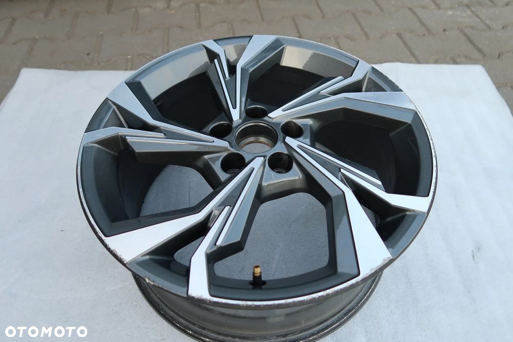 L55 Felga Audi A3 8Y0601025H 8x18et46 - 2