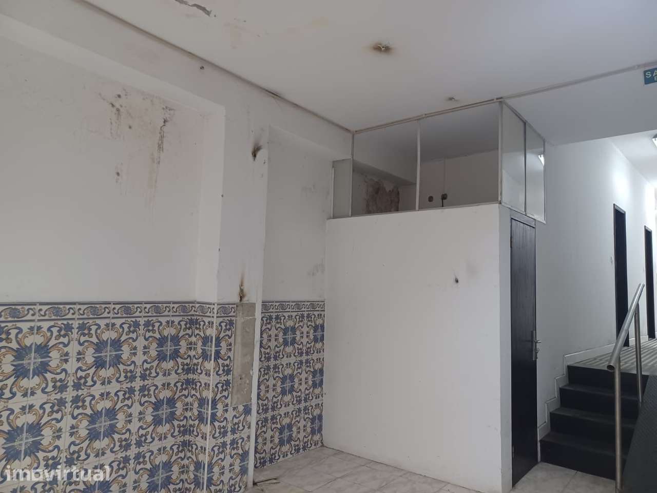 Loja comercial de 162 m2 com montra, no centro do Porto - Grande imagem: 3/12