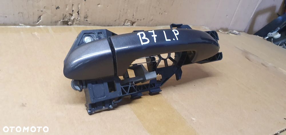 Klamka lewy przód przednia lewa mocowanie VW Passat B7 3C0837885H - 4